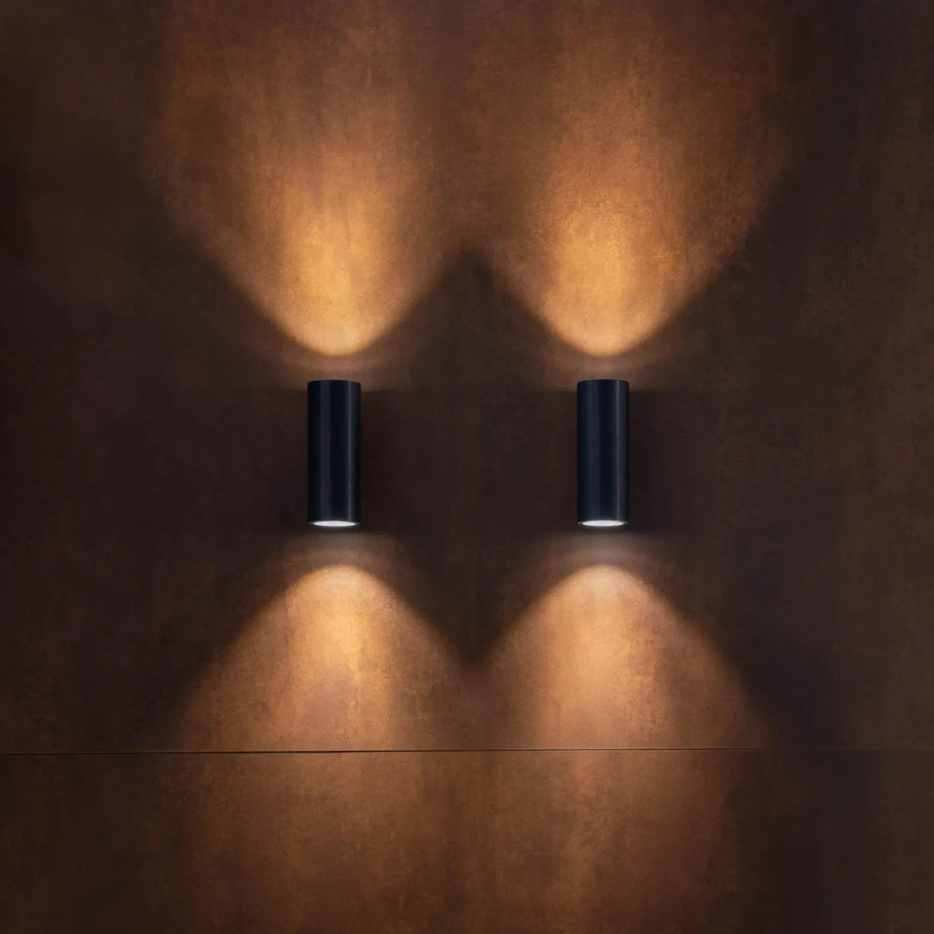 Ago applique wall | black anodized aluminium