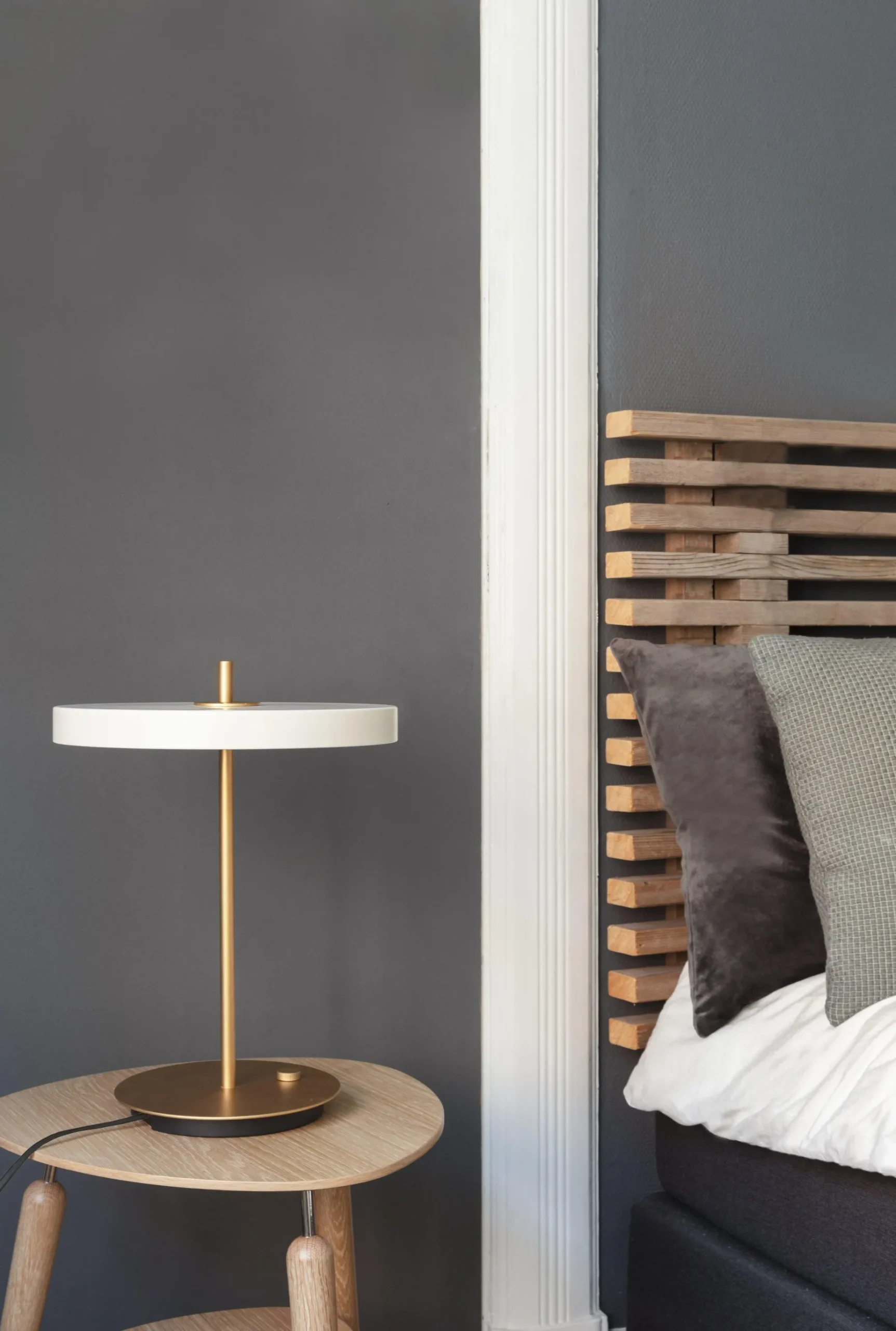 Asteria table | white pearl