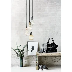 Avra S | black