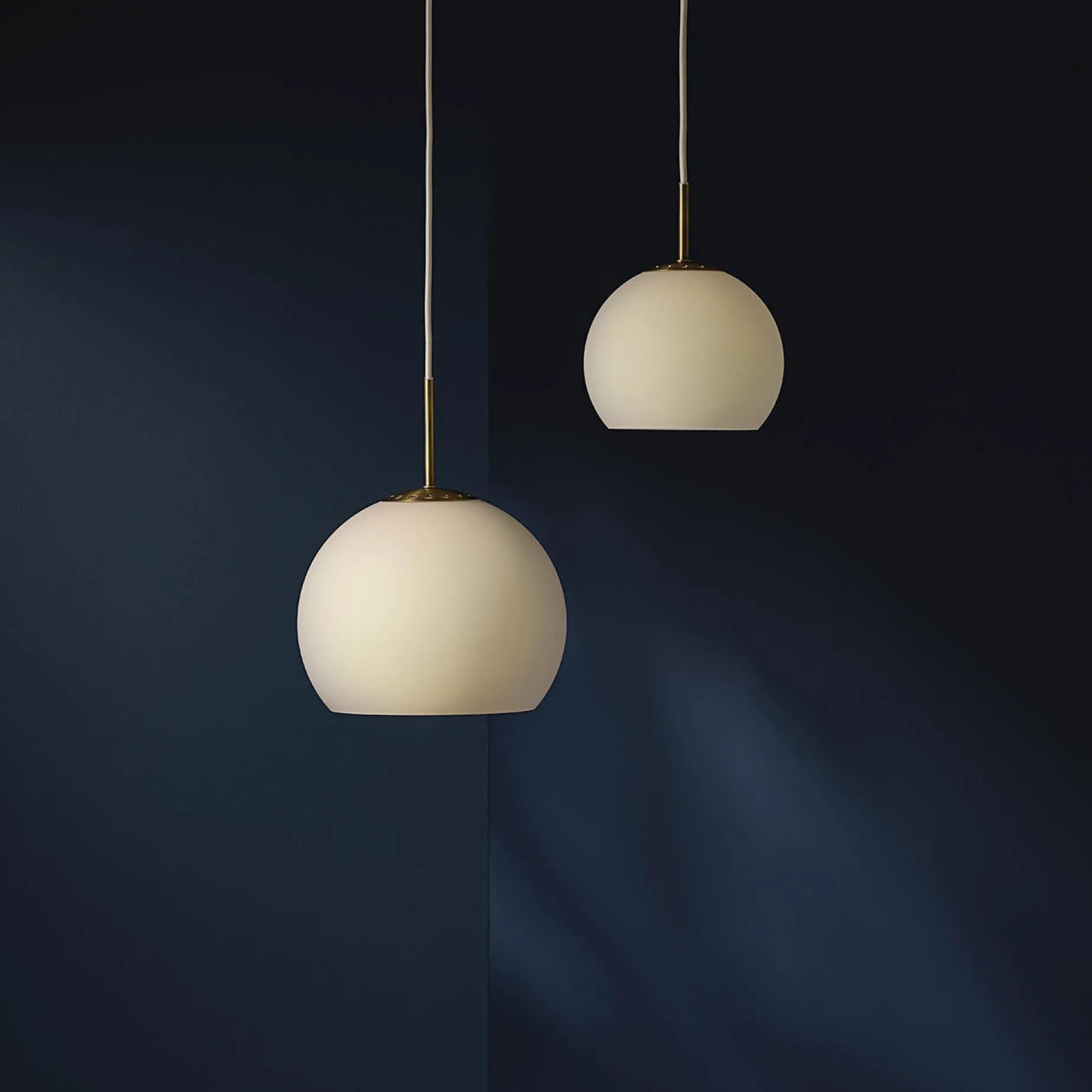 Ball 18-25 glass pendant | opal white