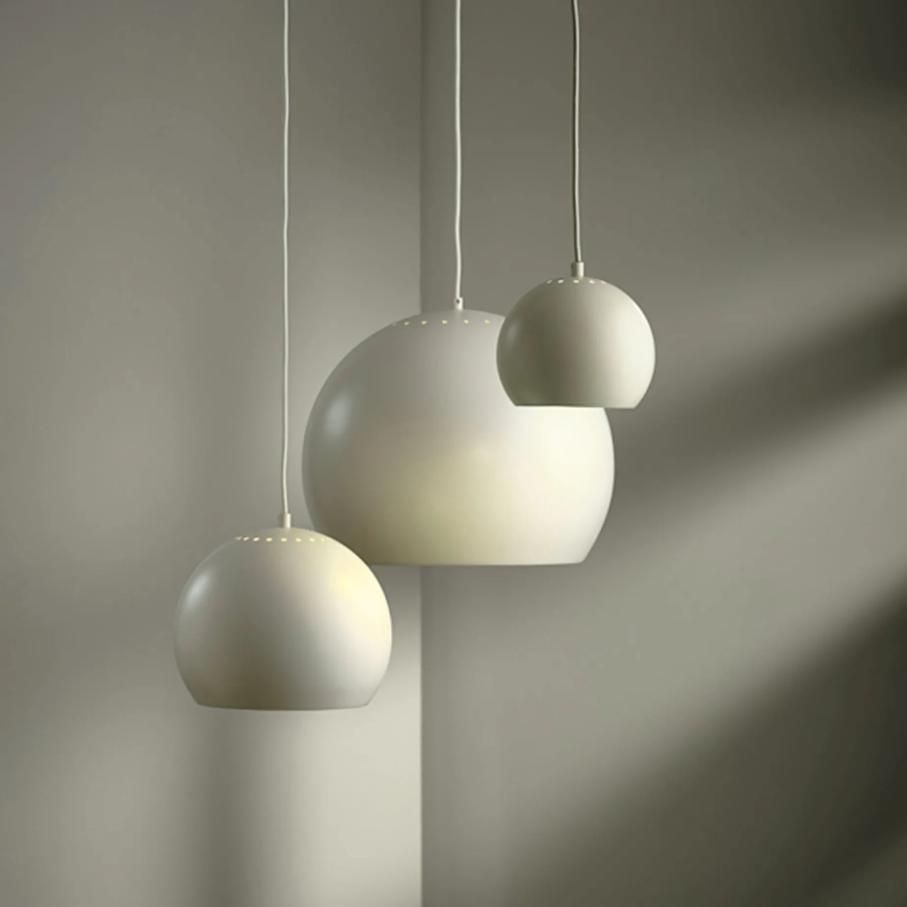 Ball 18 pendant | glossy pale grey
