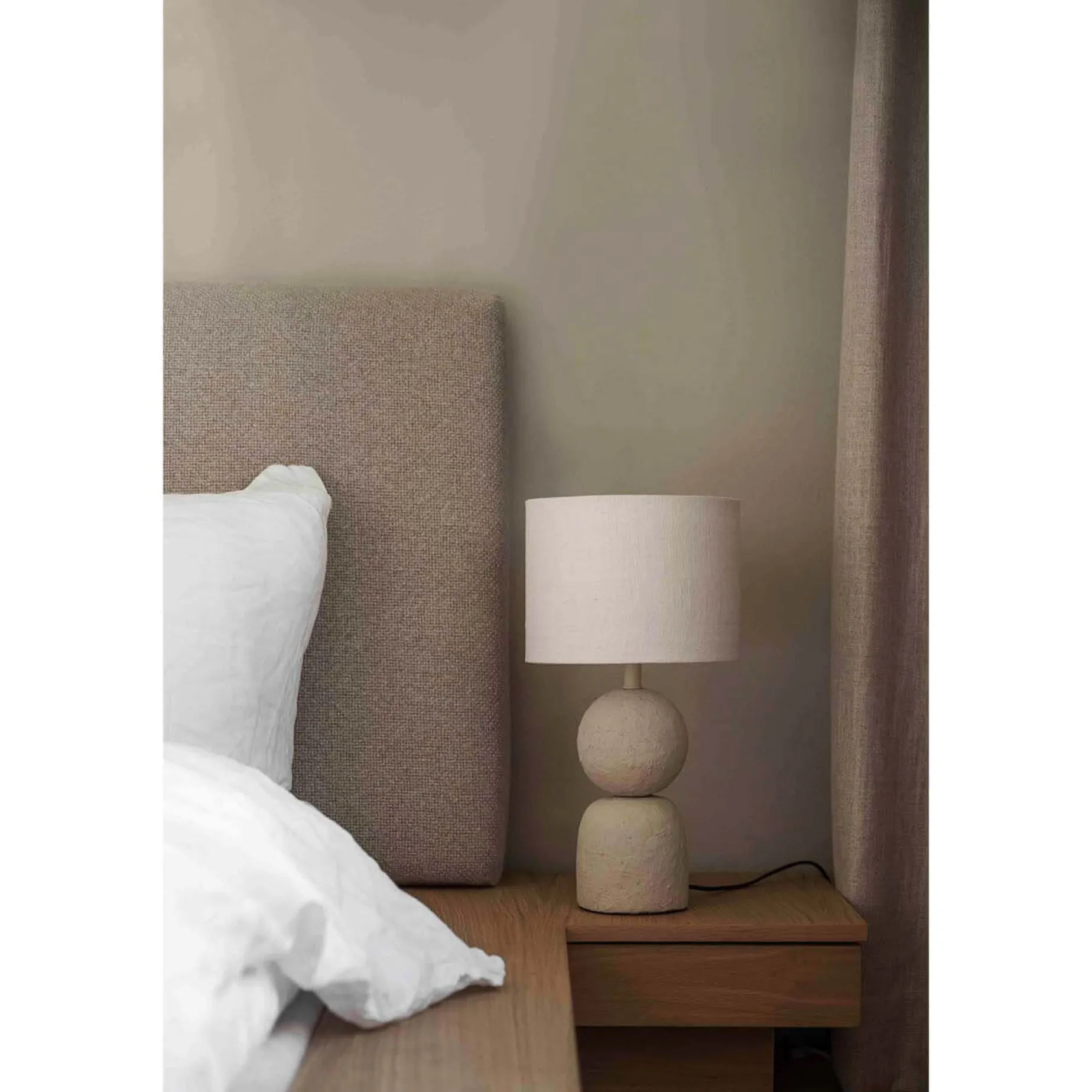 Cia | nude and white