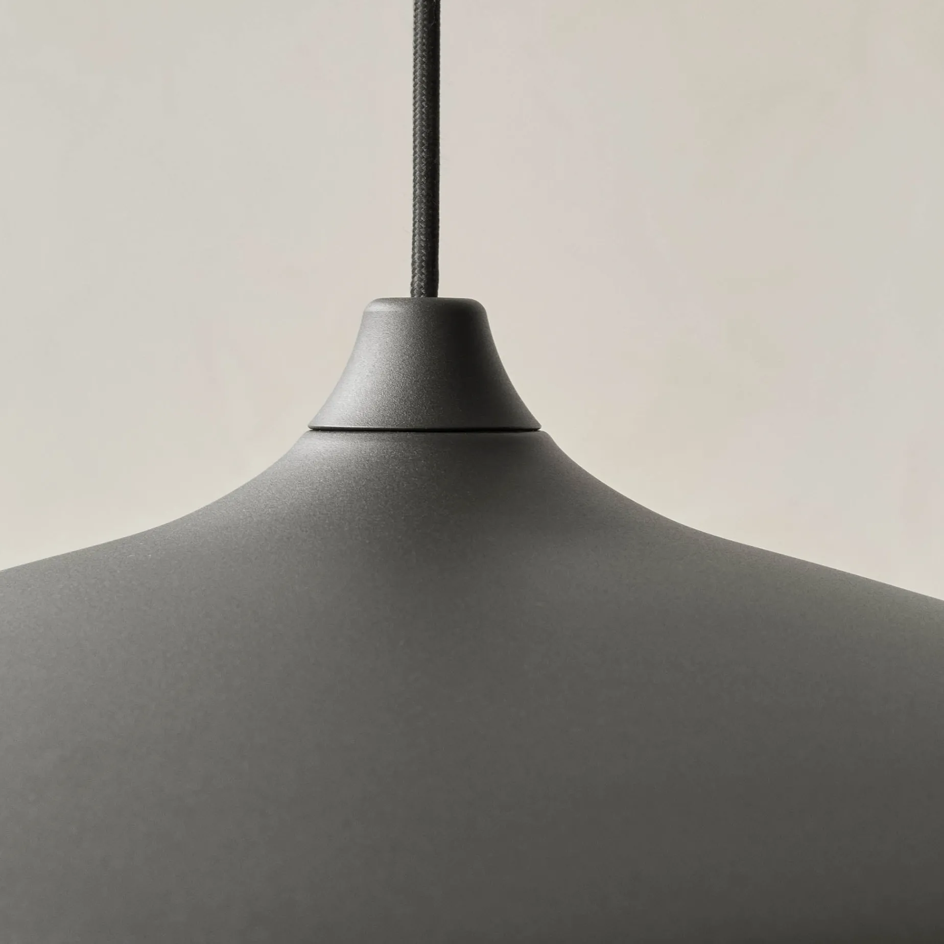 Circular pendant 55 | black
