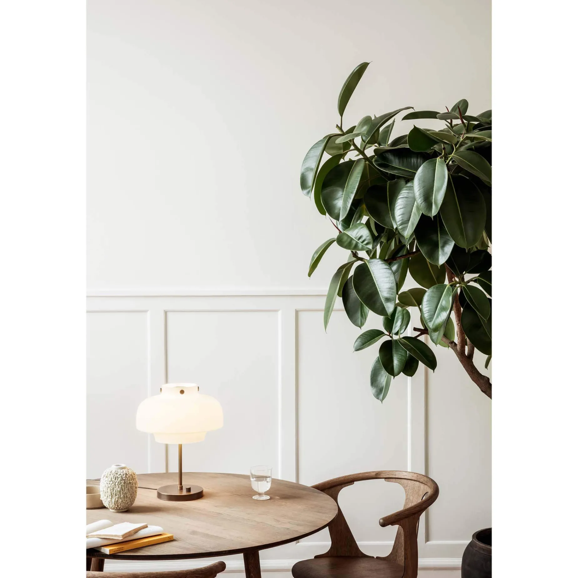 Copenhagen table SC13 | opal glass