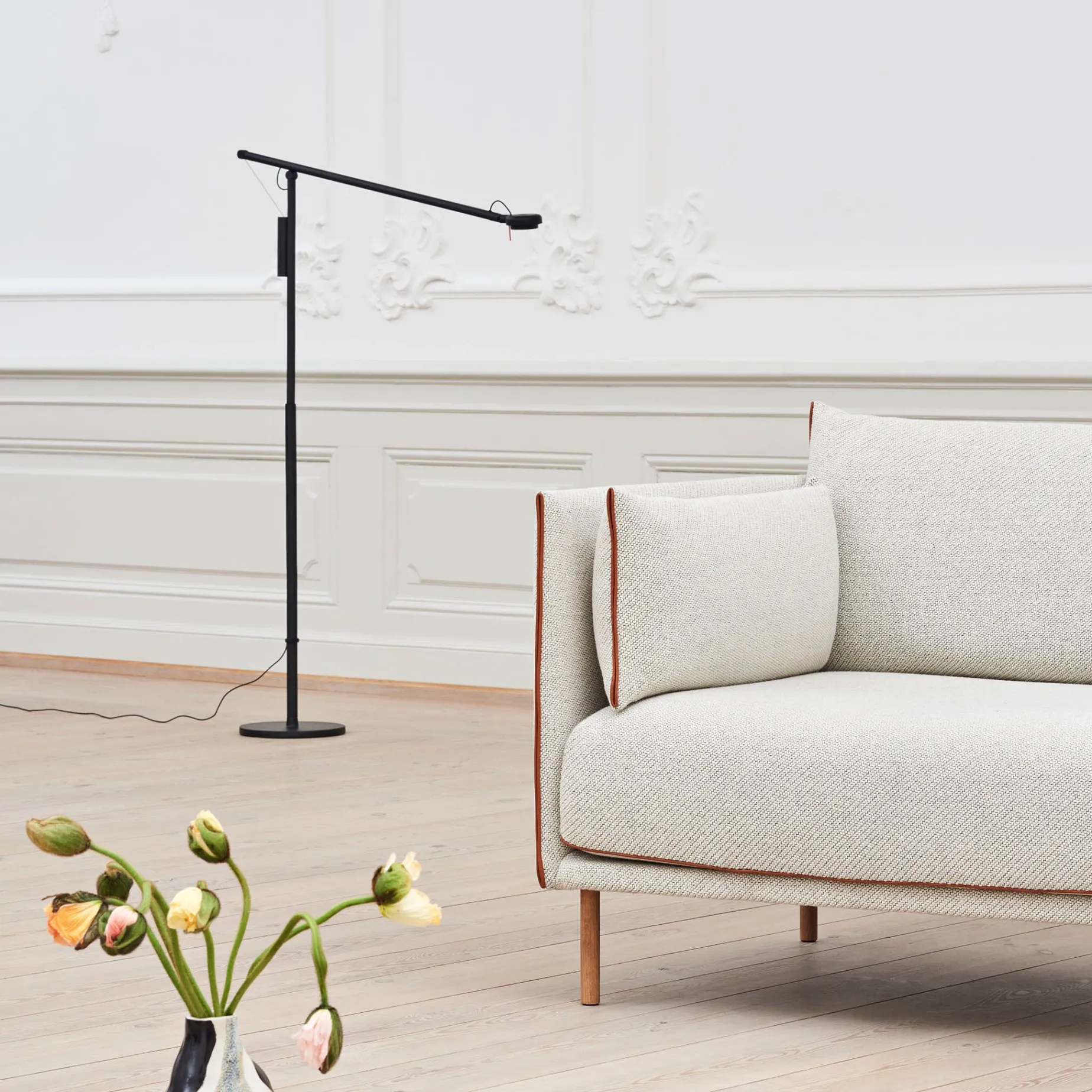 Fifty-Fifty floor lamp | soft black