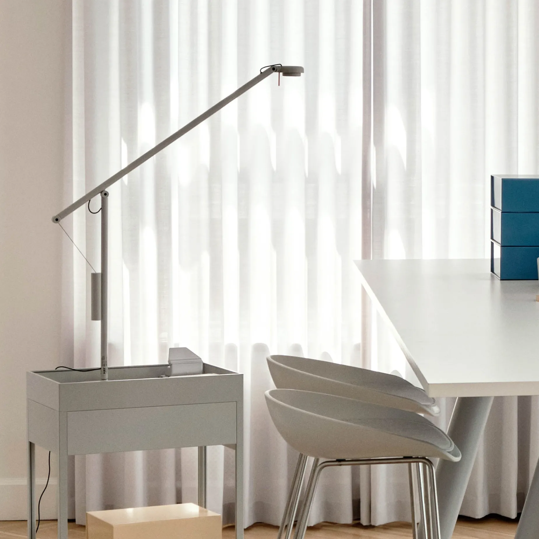 Fifty-Fifty mini table lamp | soft black