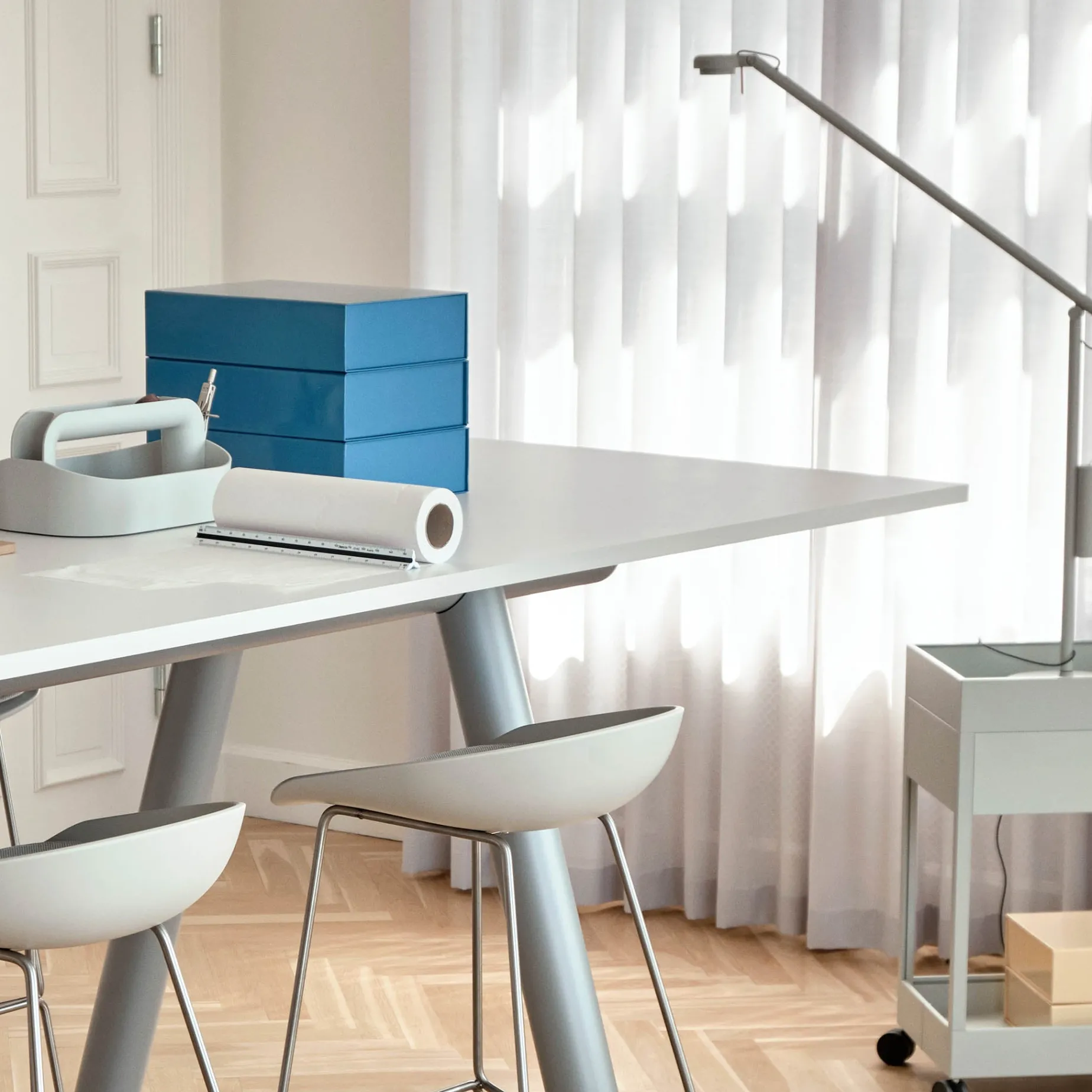Fifty-Fifty mini table lamp | soft black