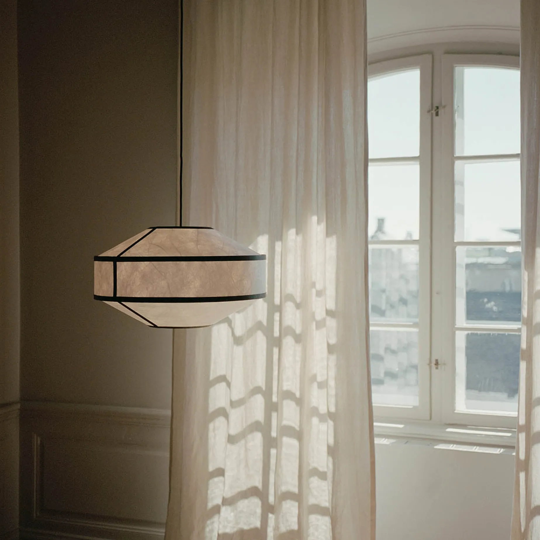 Kite pendant ⌀65 | white and black tyvek