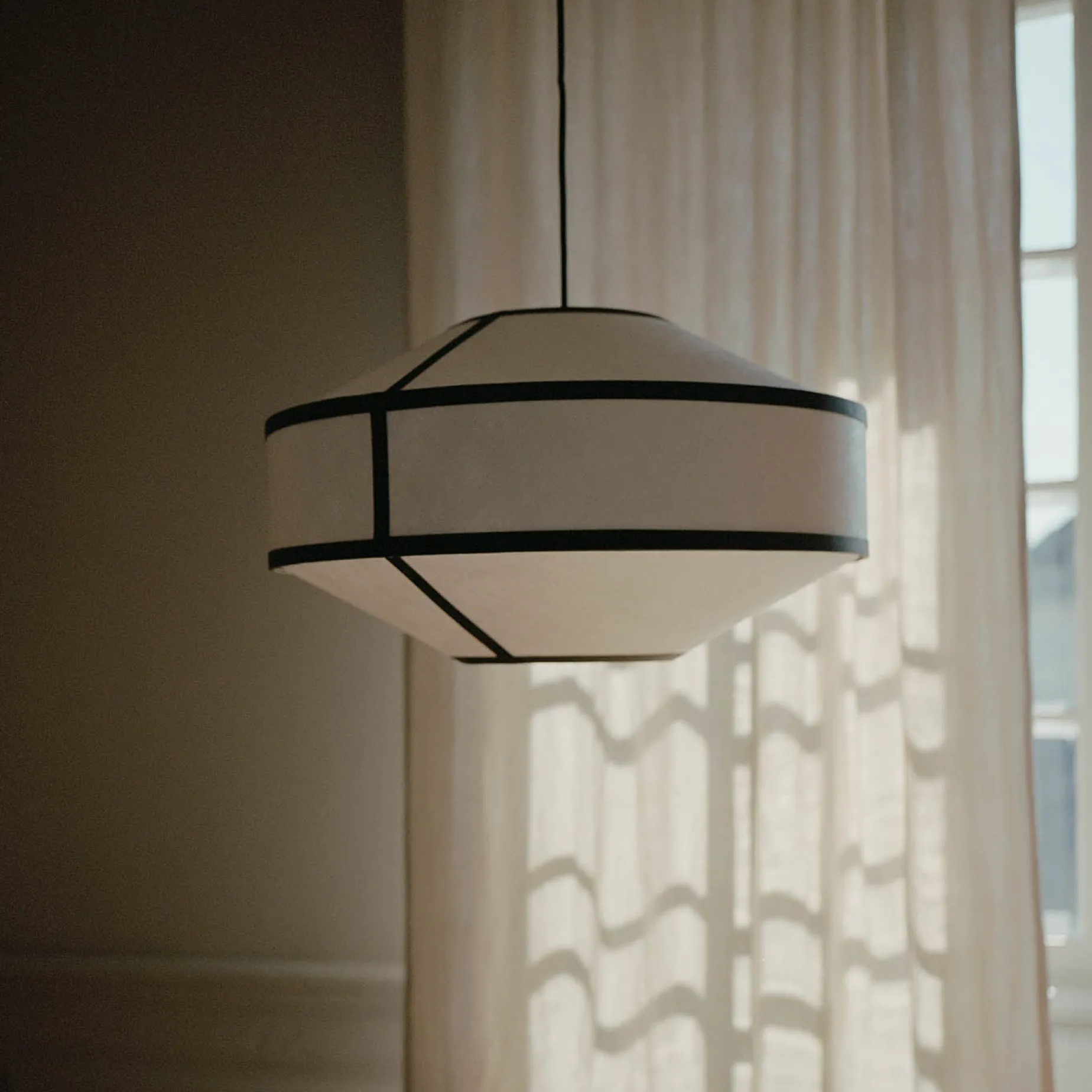 Kite pendant ⌀65 | white and black tyvek