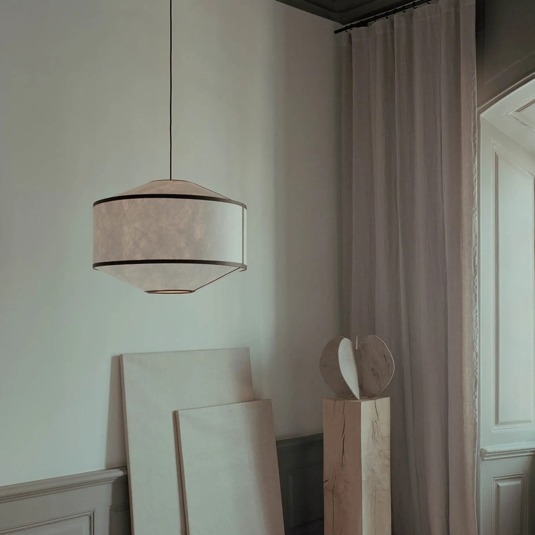 Kite pendant ⌀55 | white and black tyvek