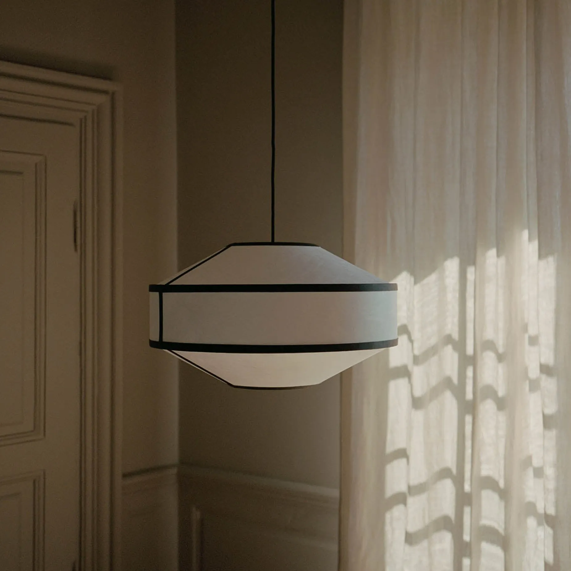 Kite pendant ⌀55 | white and black tyvek