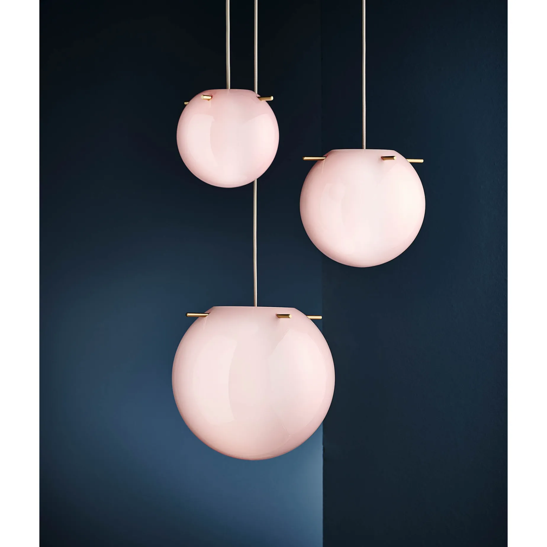 Koi pendant ⌀19-32 | opal white and black