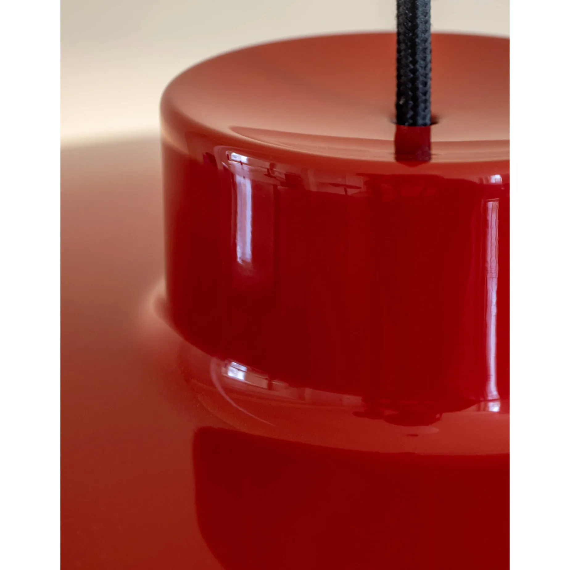 Lacquer pendant medium | black