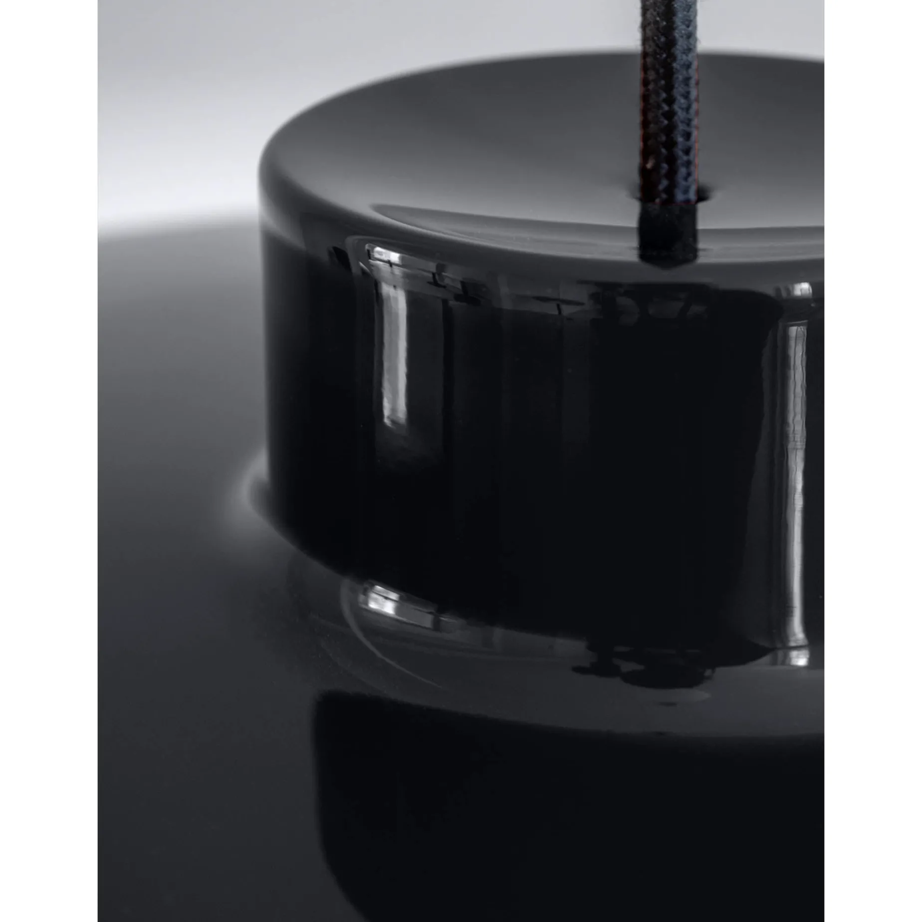 Lacquer pendant medium | black