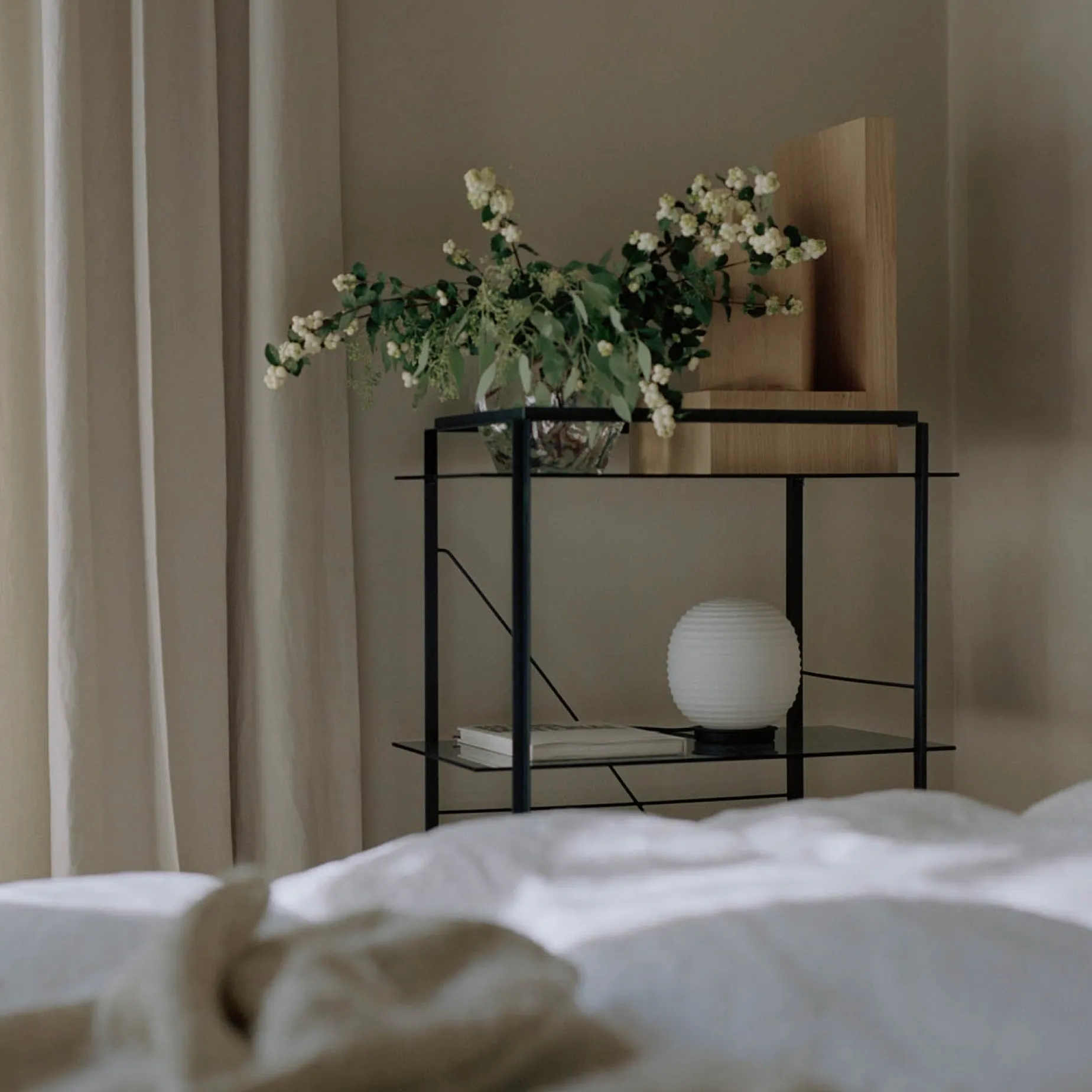 Lantern globe table/floor | white