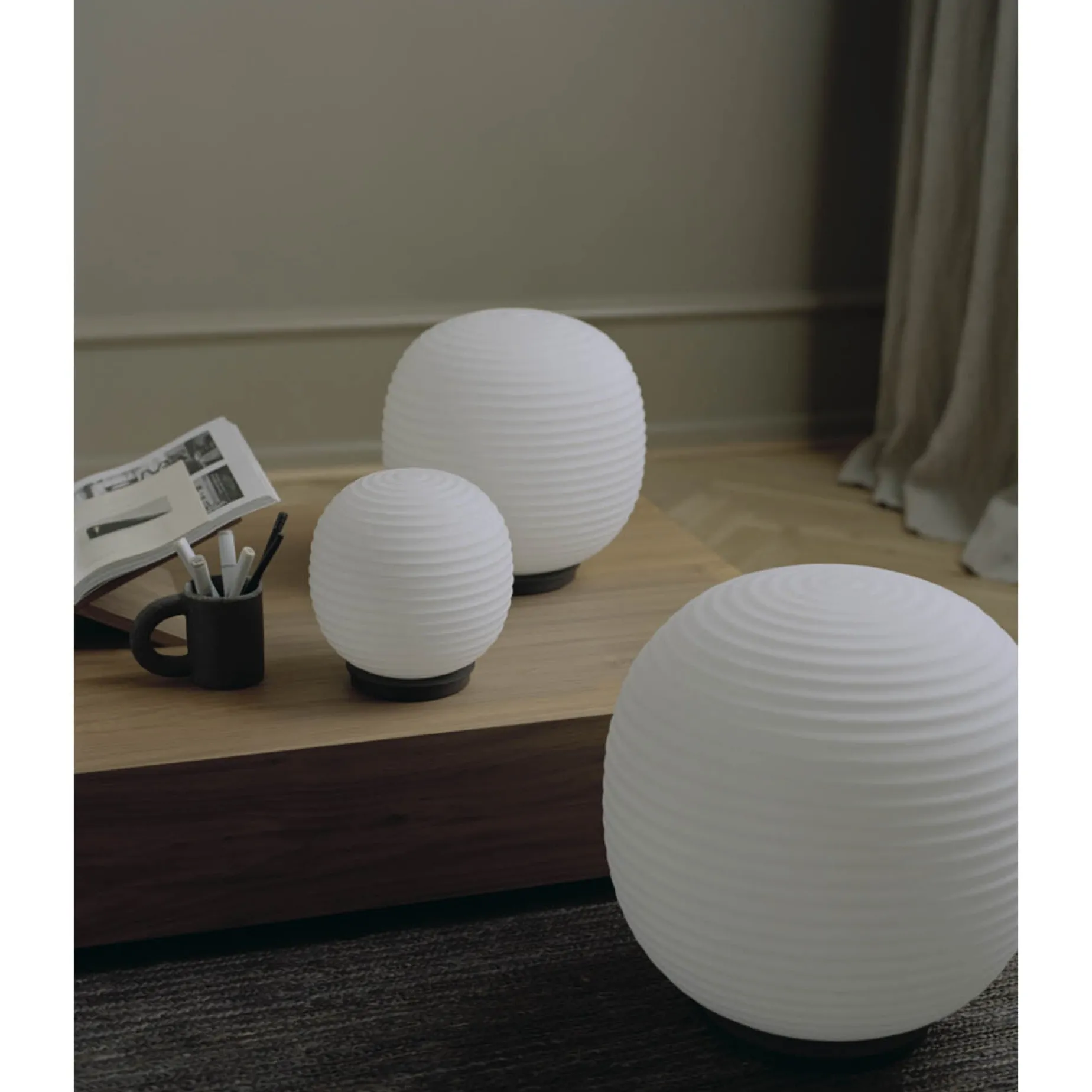 Lantern globe table/floor | white