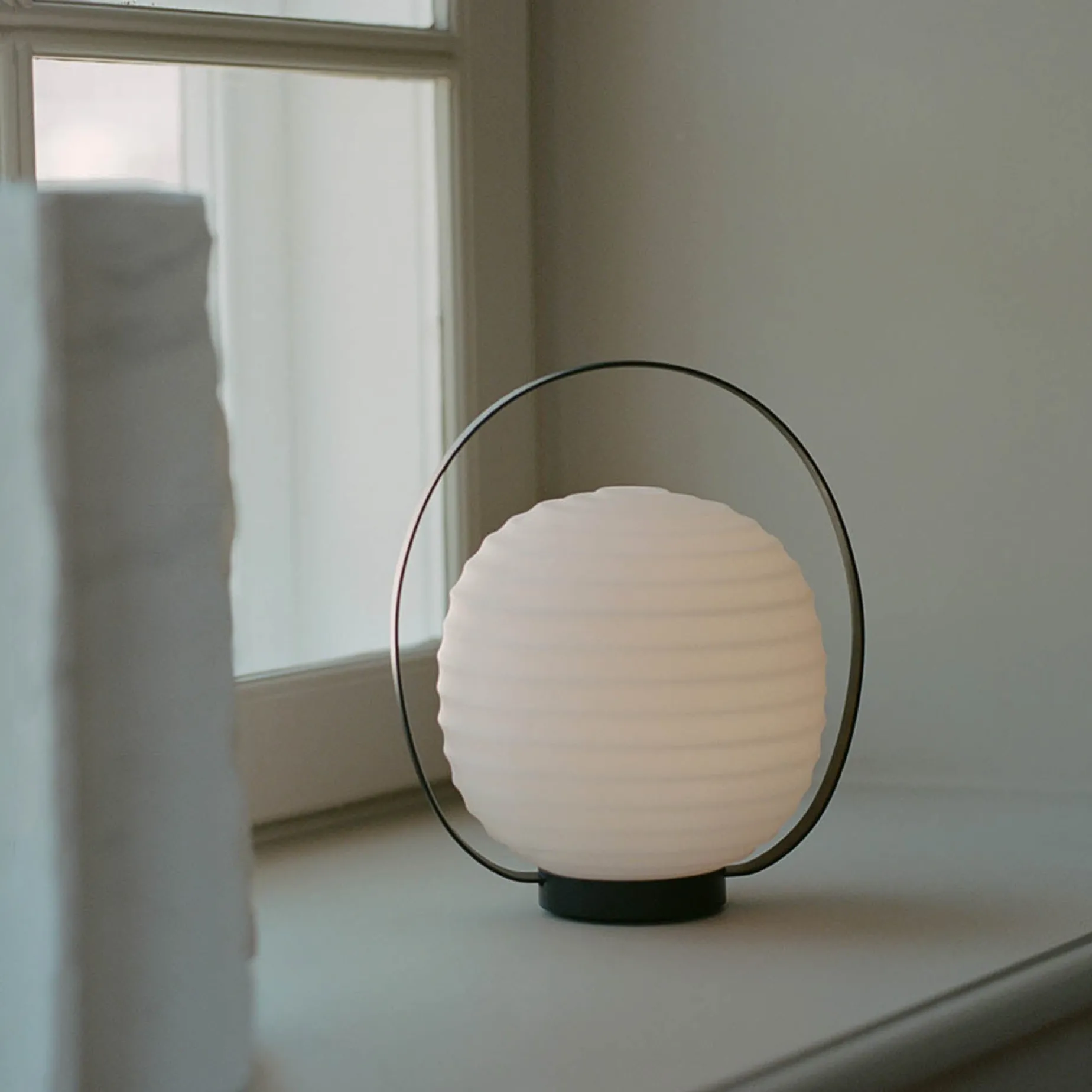 Lantern portable | black and opal white