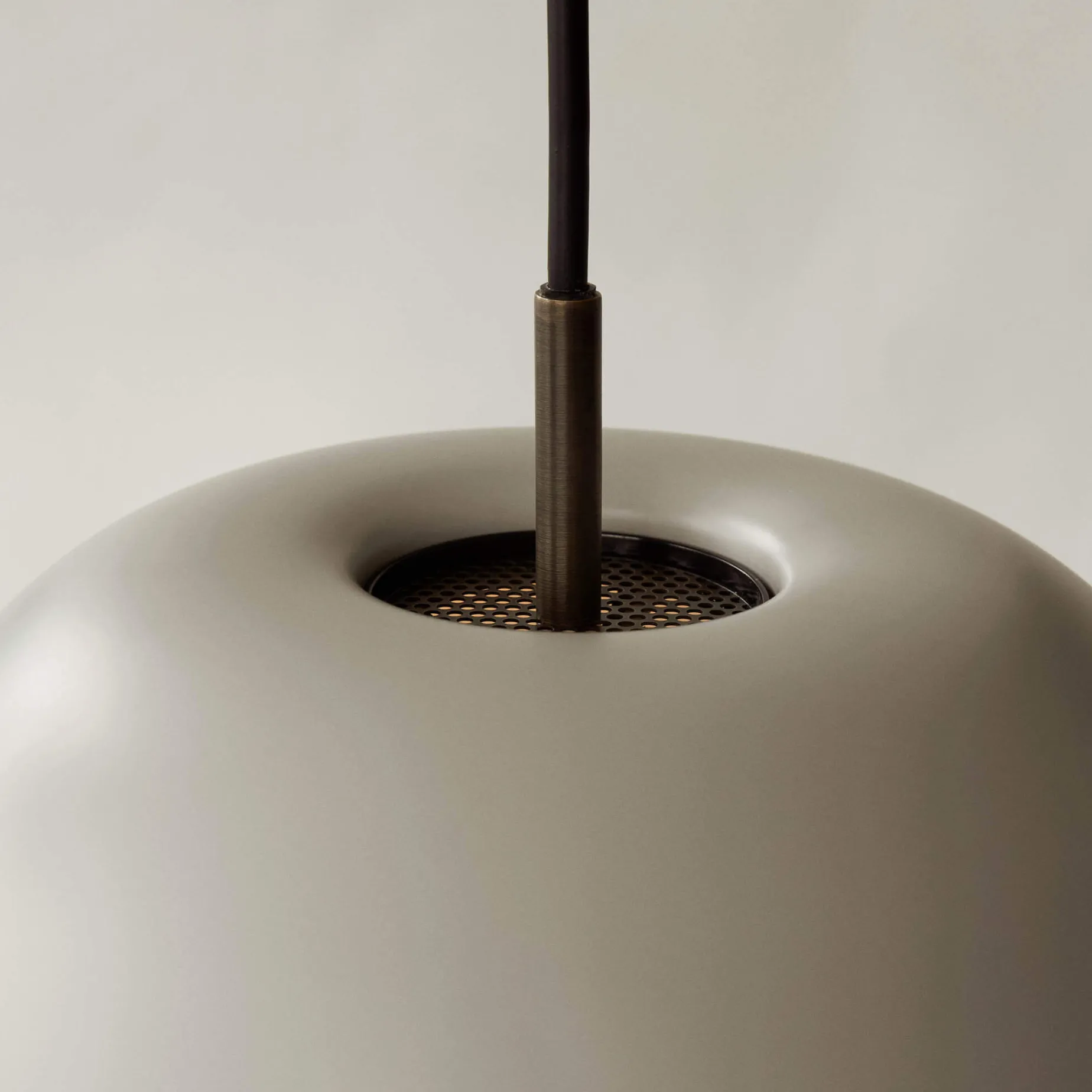 Levitate pendant ⌀28-40 | black and brass
