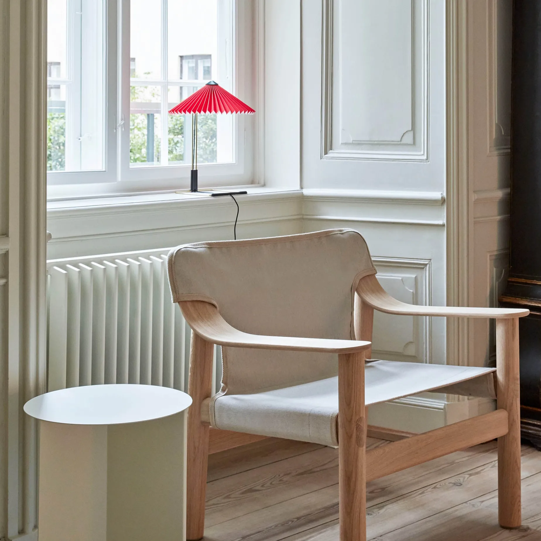 Matin table ⌀38 | bright red