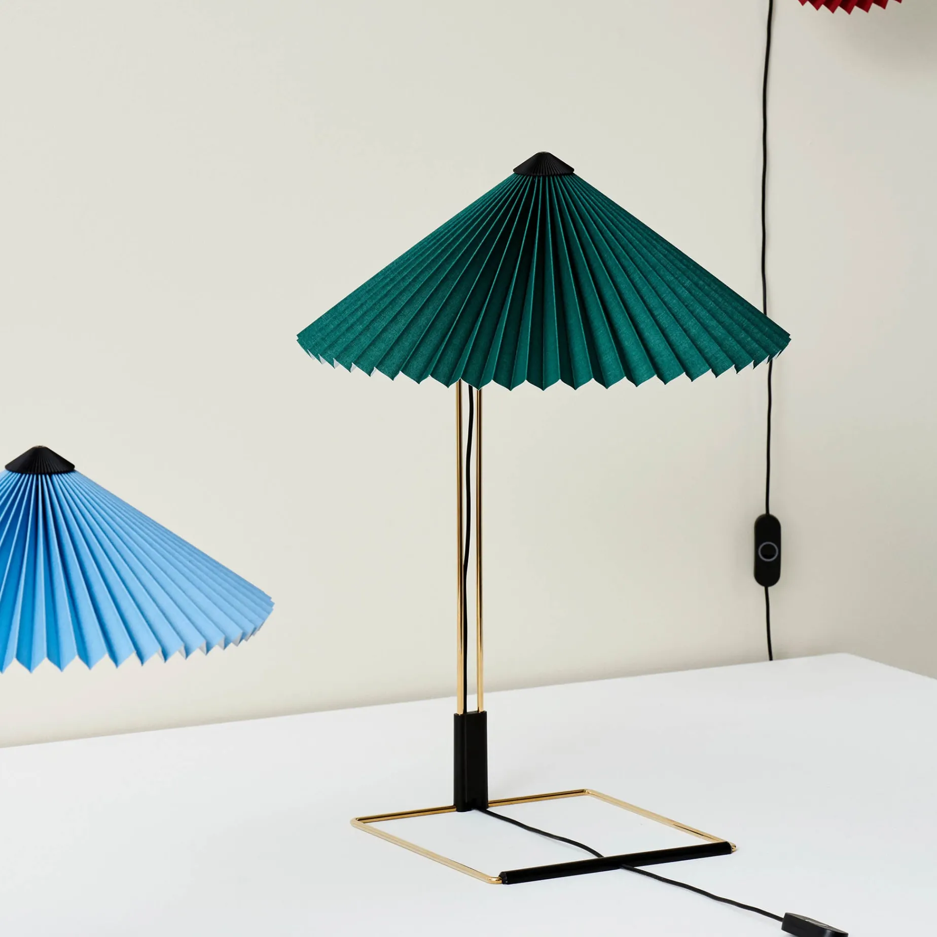 Matin table ⌀38 | bright red