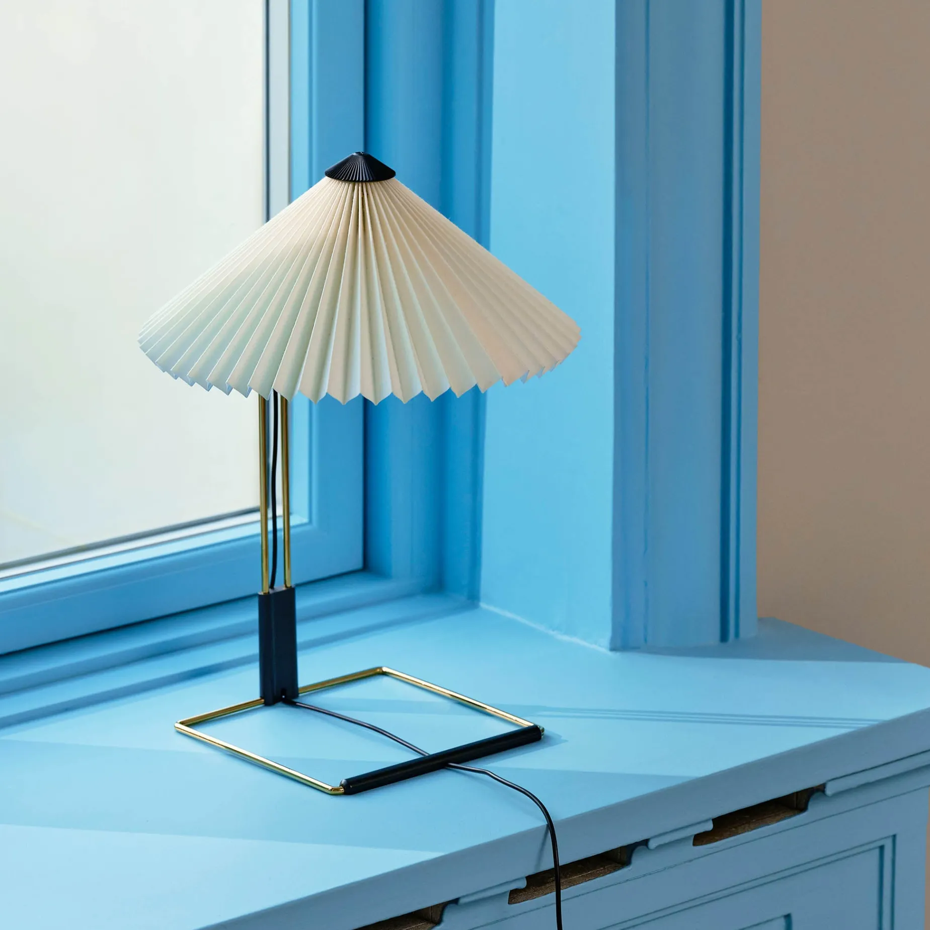 Matin table ⌀38 | bright red