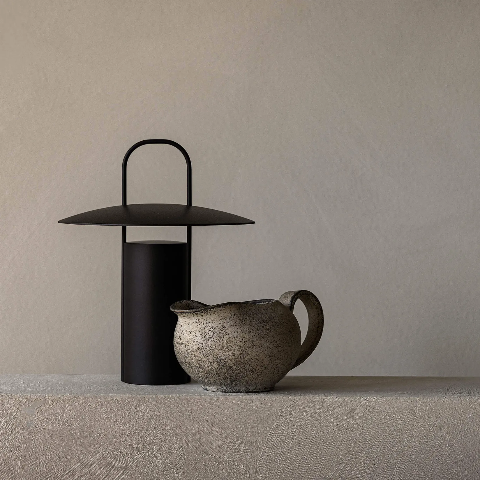 Ray portable table lamp | black