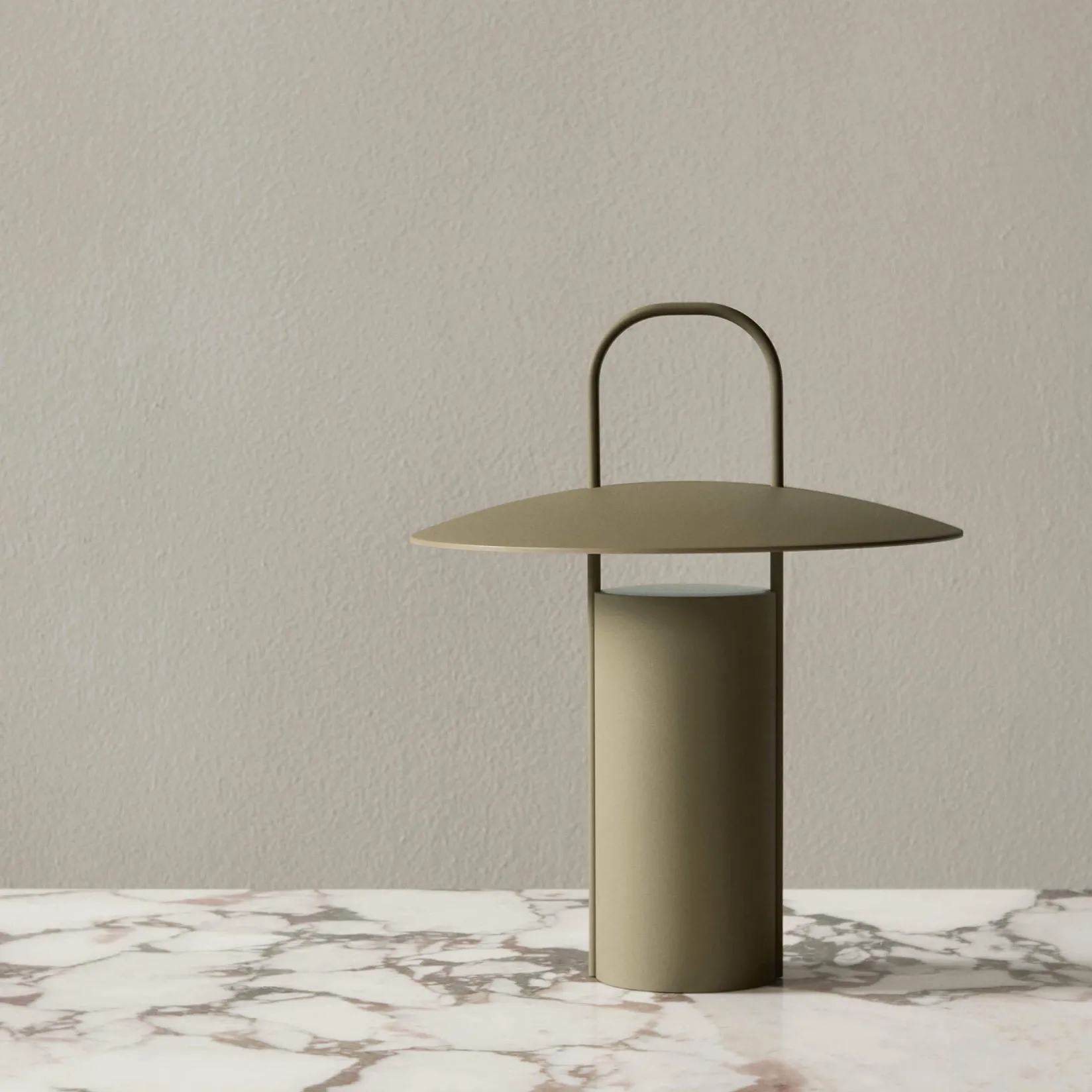 Ray portable table lamp | black