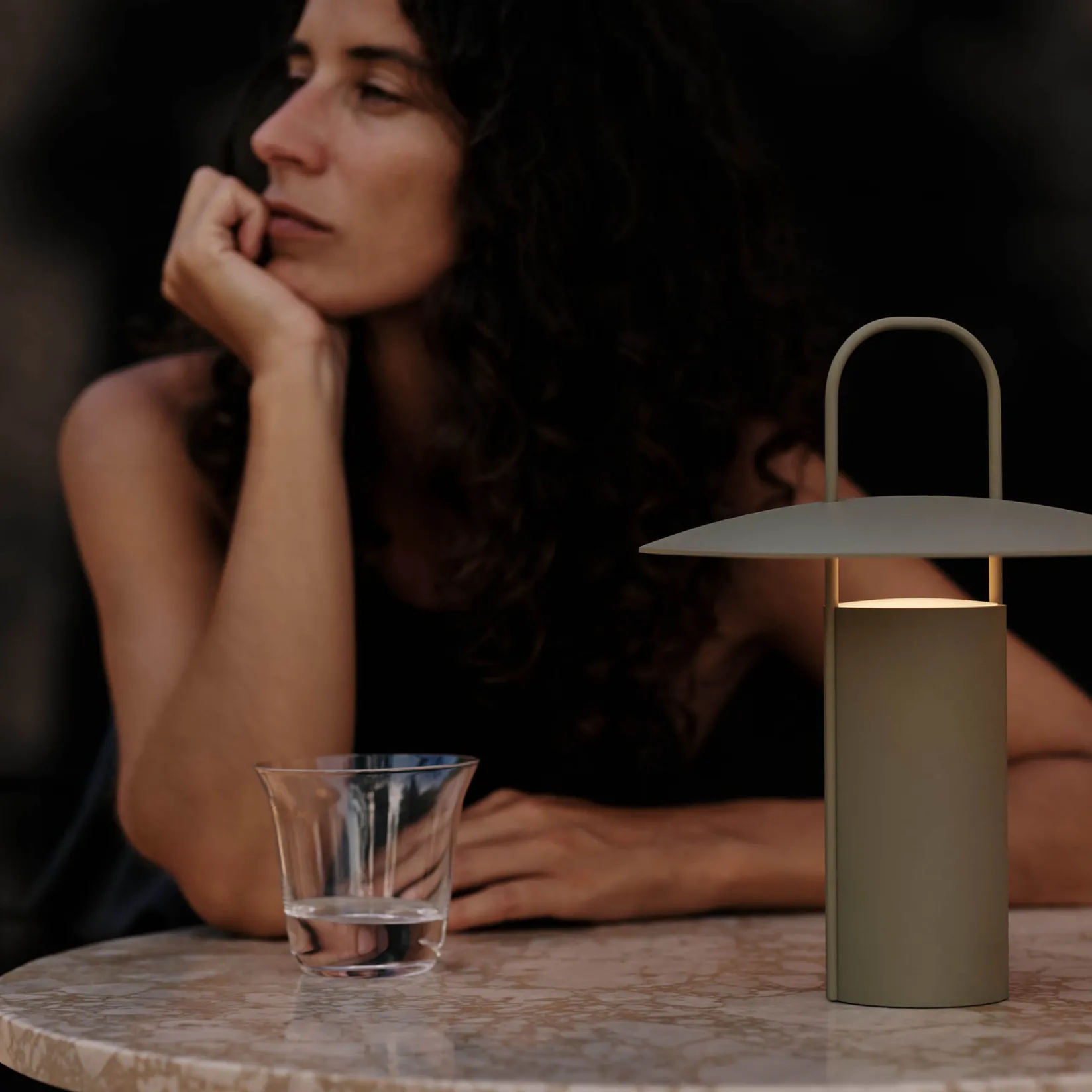 Ray portable table lamp | black
