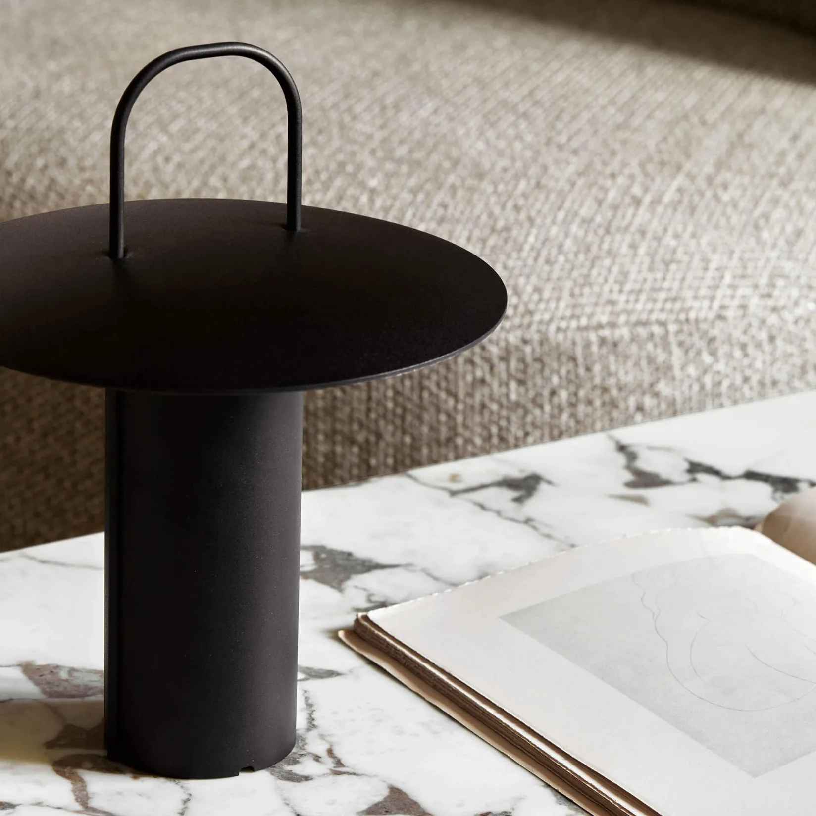 Ray portable table lamp | black