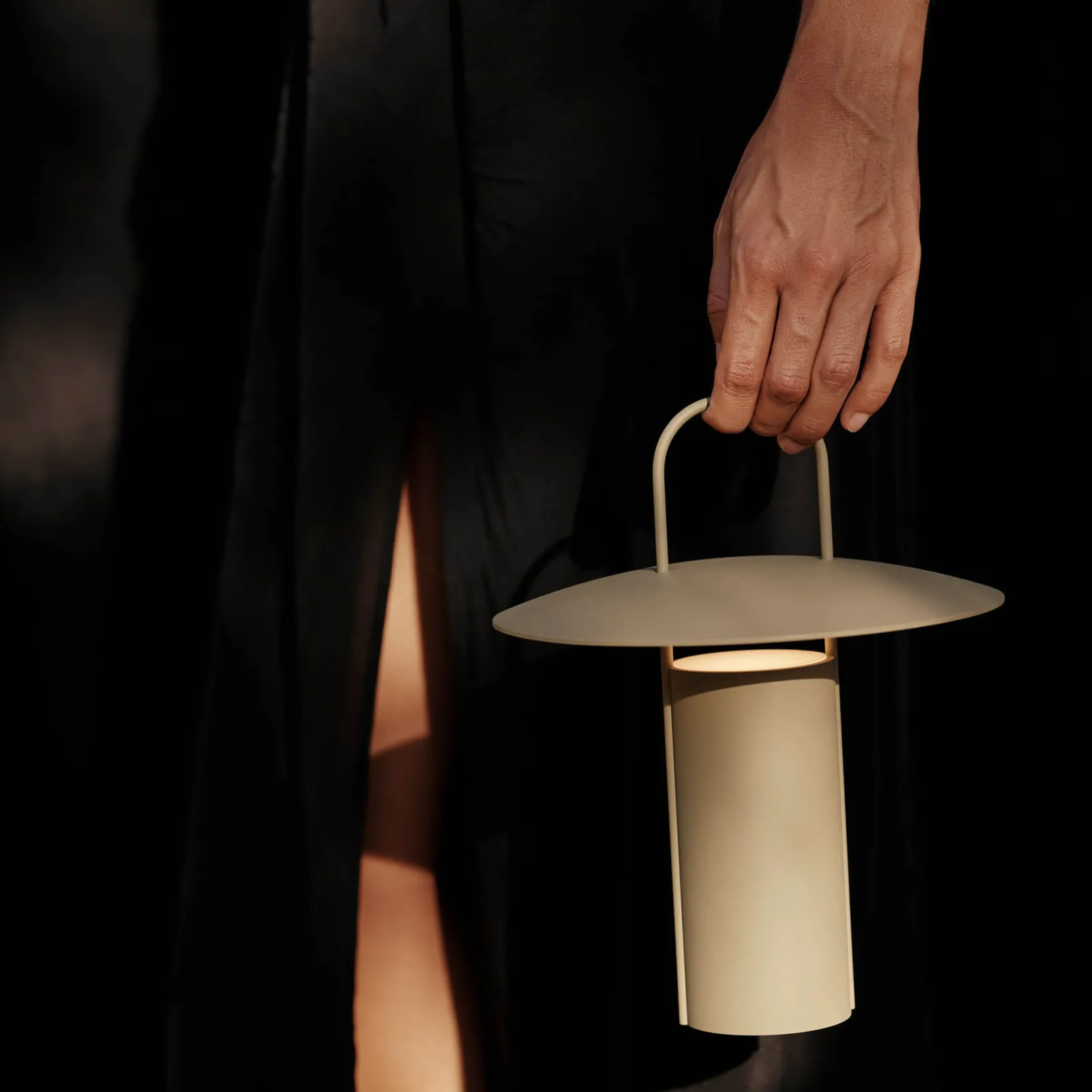 Ray portable table lamp | black
