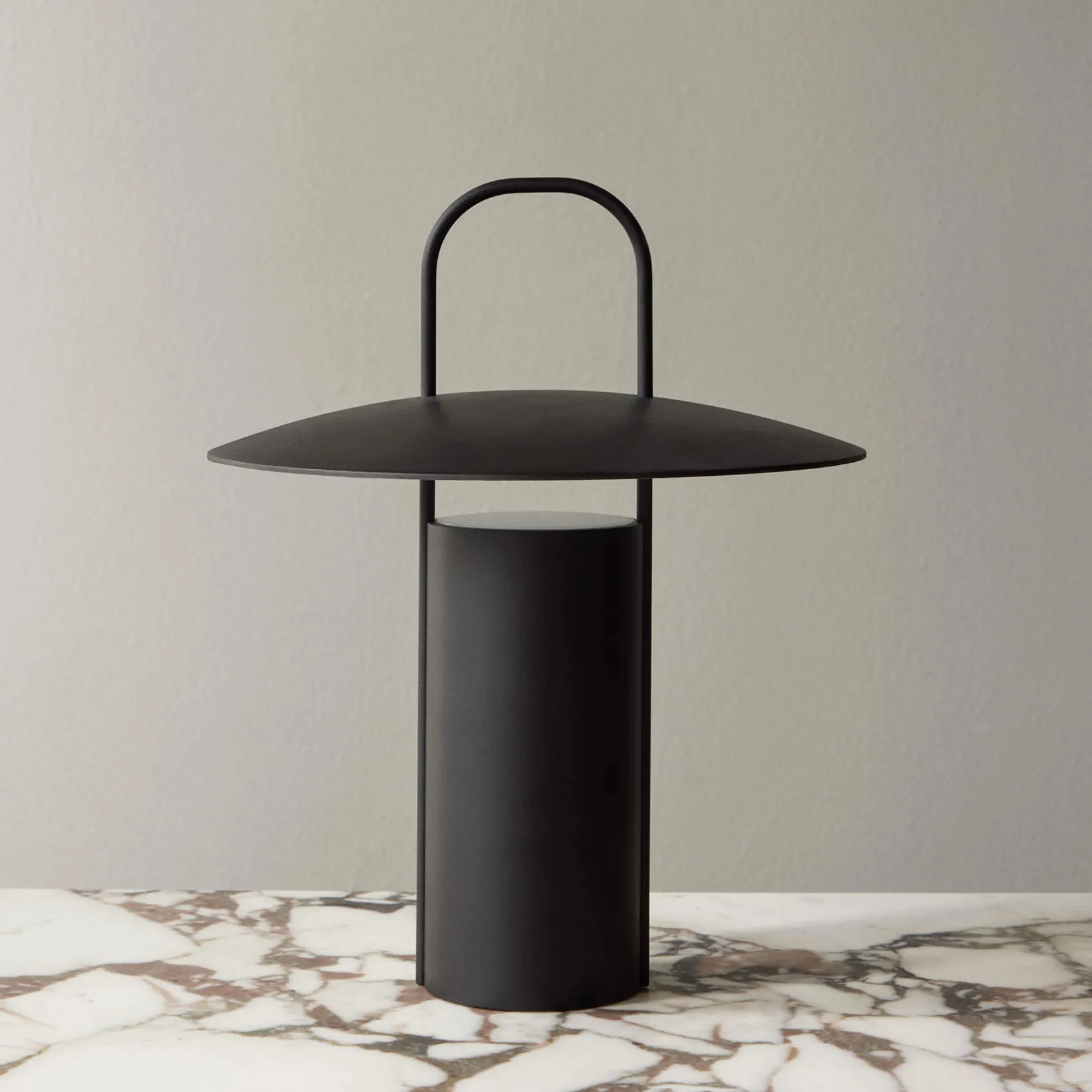 Ray portable table lamp | black