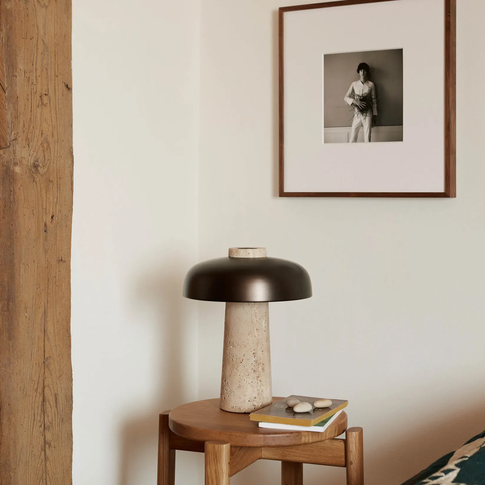 Reverse table lamp | carrara marble and glossy black
