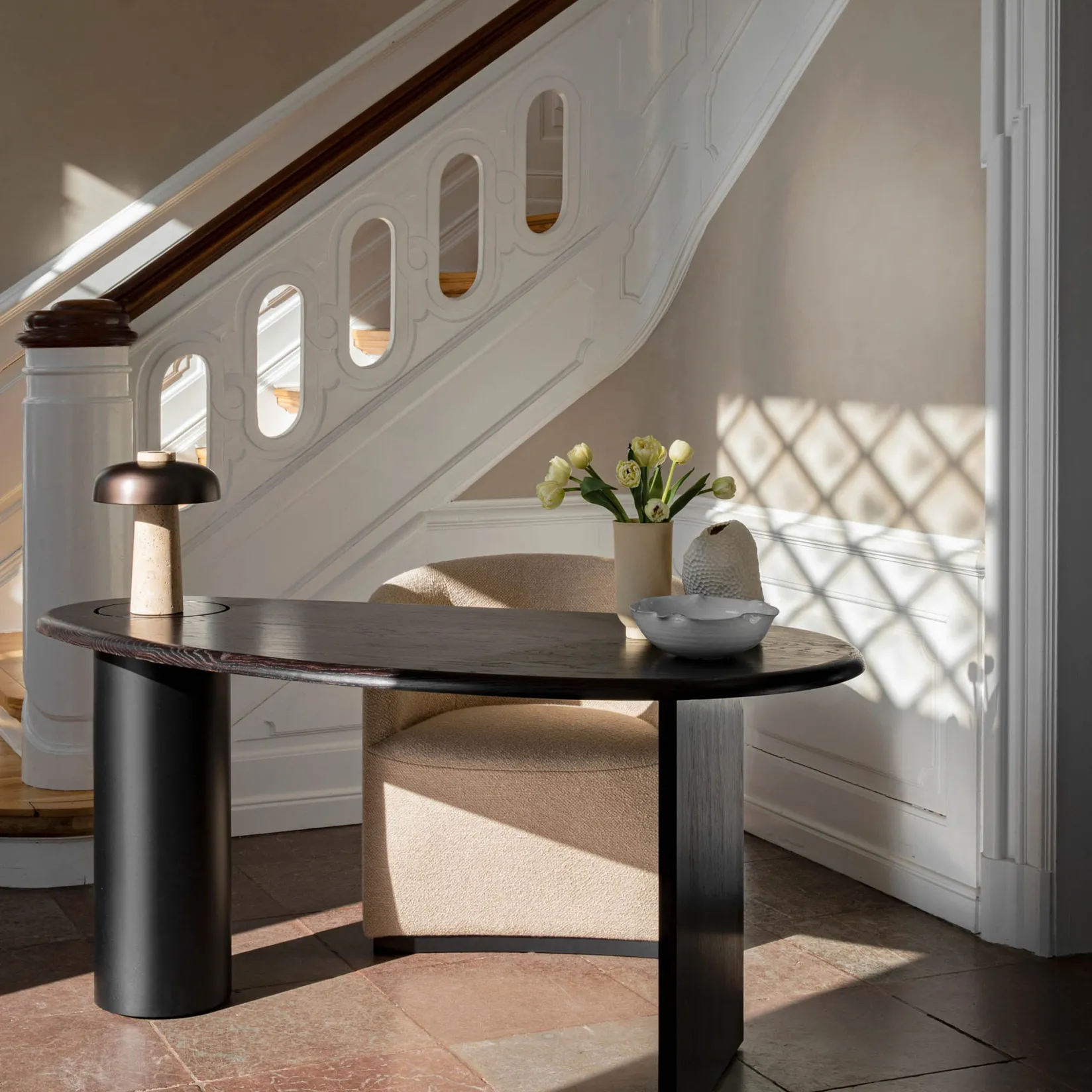 Reverse table lamp | carrara marble and glossy black