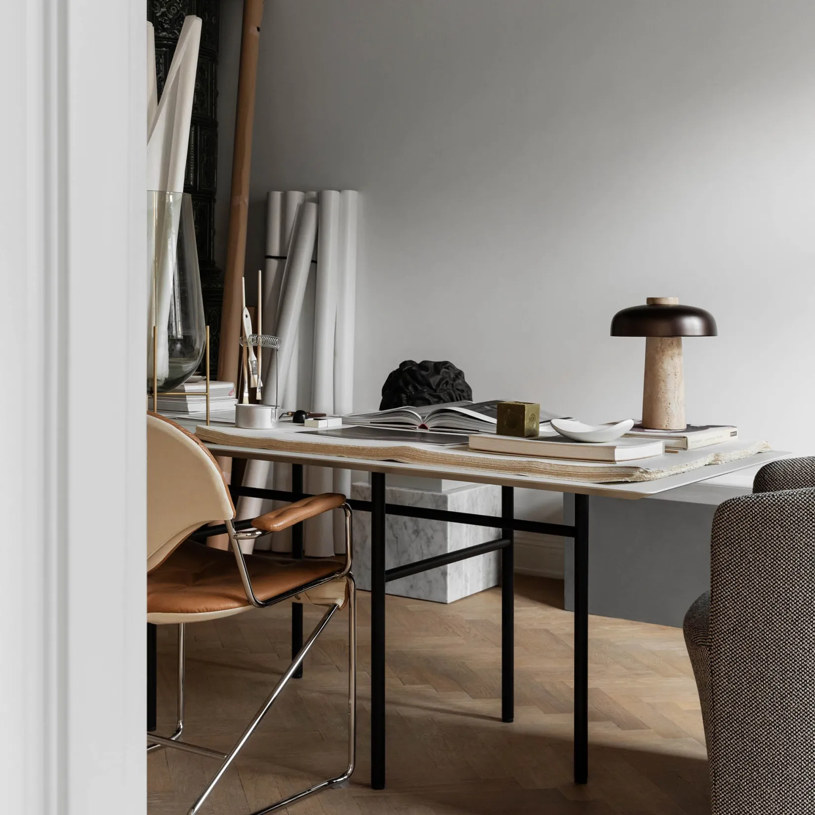 Reverse table lamp | carrara marble and glossy black