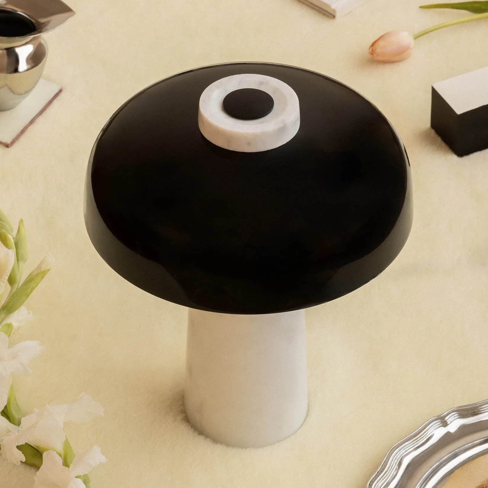 Reverse table lamp | carrara marble and glossy black