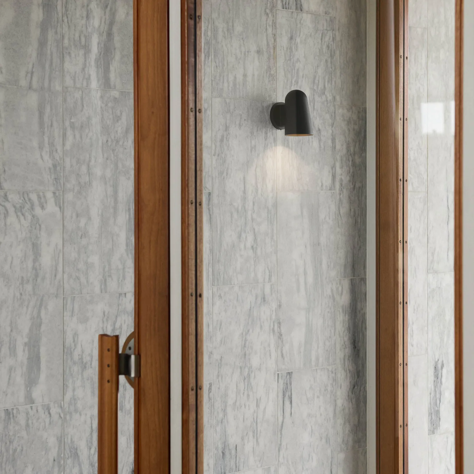 Solid wall SC105 | bronzed brass