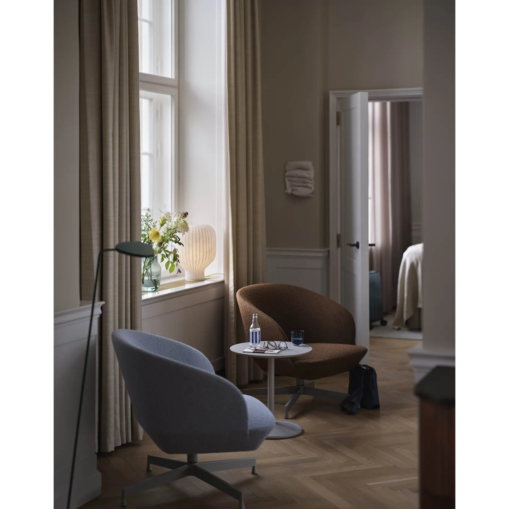 Strand table ⌀29-40 | cocoon white