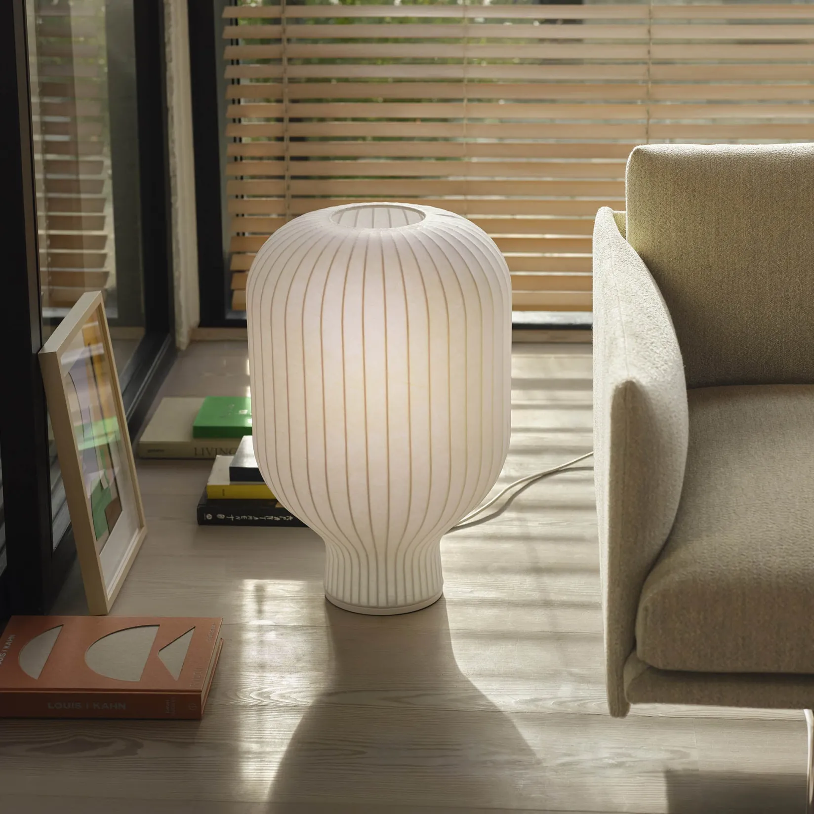 Strand table ⌀29-40 | cocoon white
