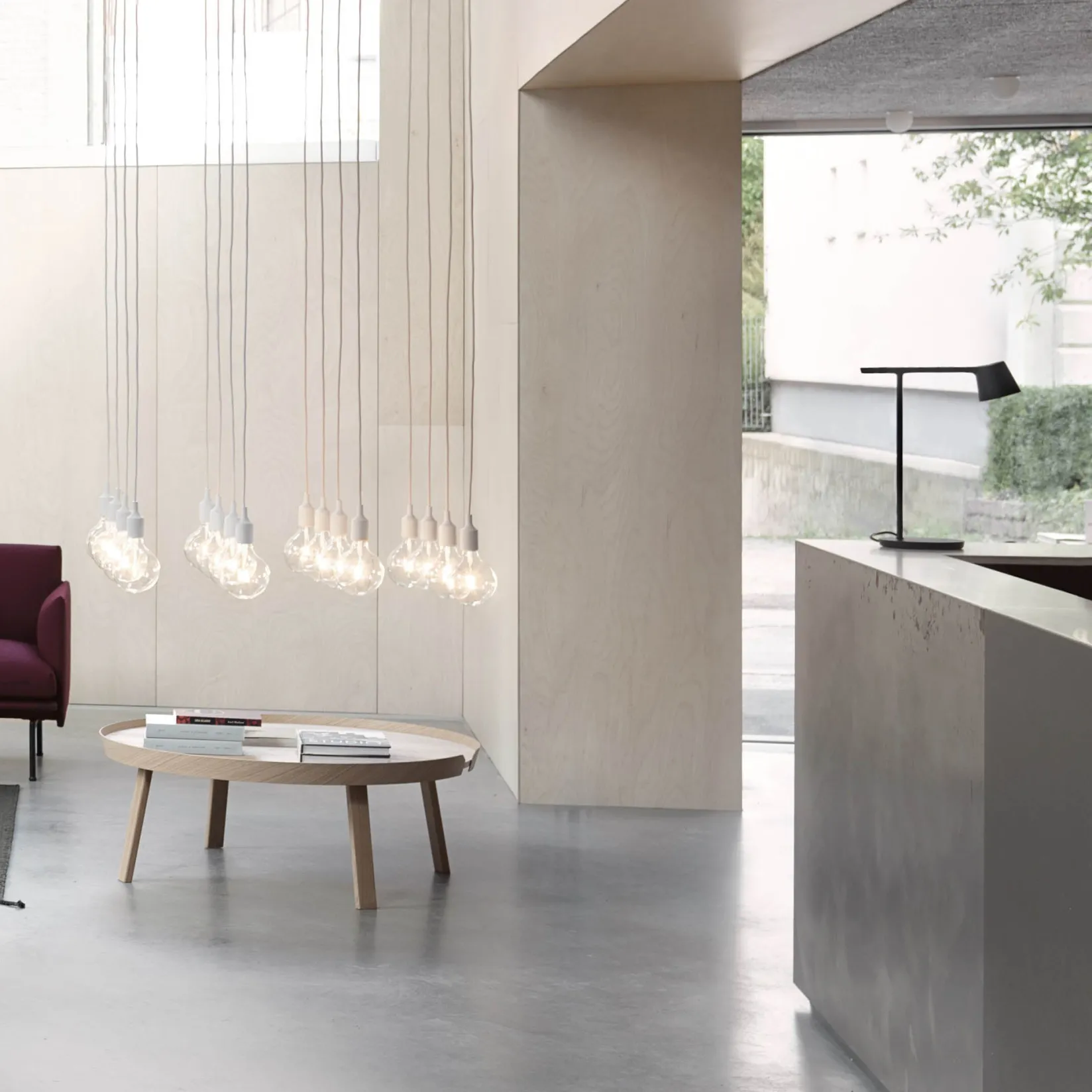 Tip floor lamp | black