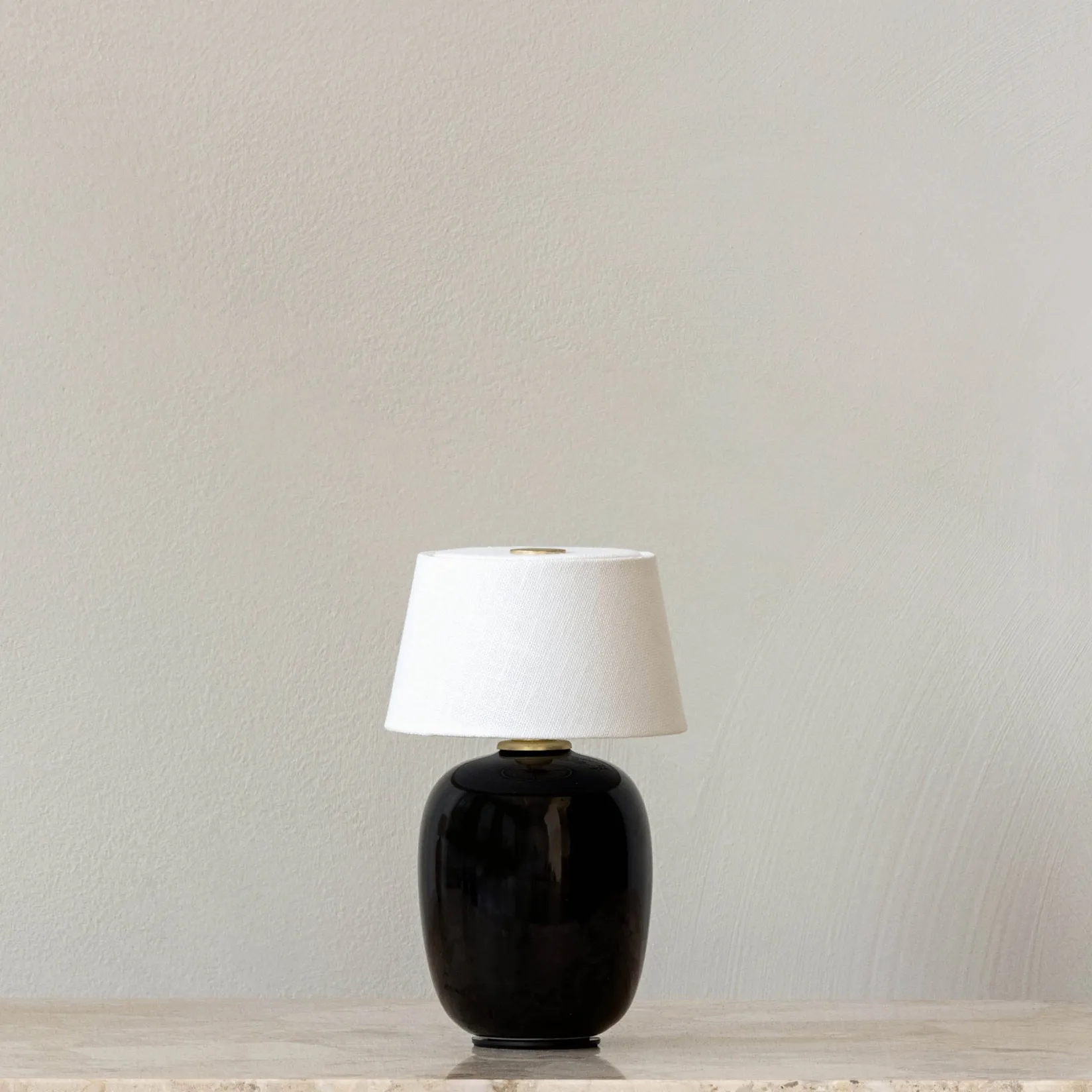Torso portable table lamp | black