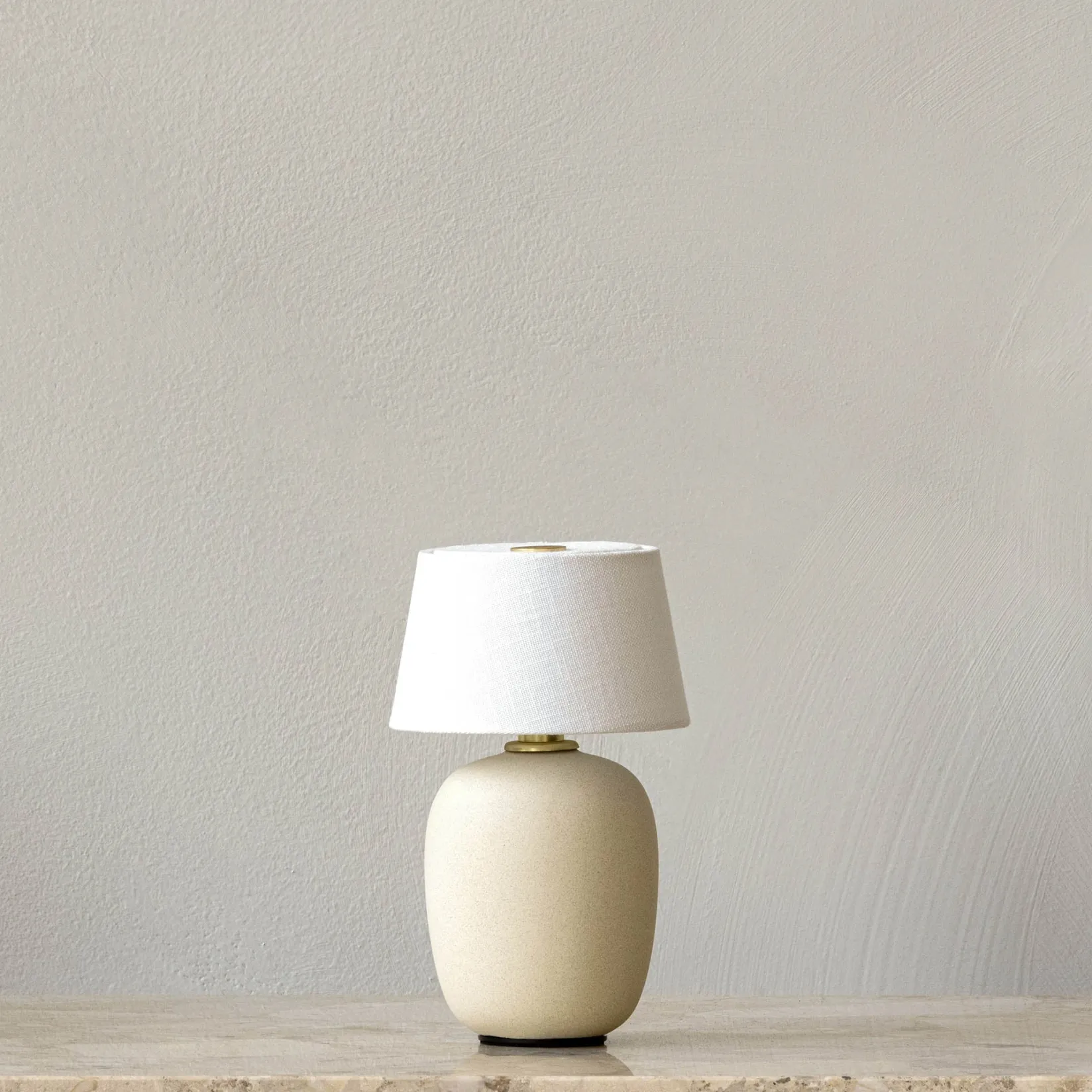 Torso portable table lamp | black