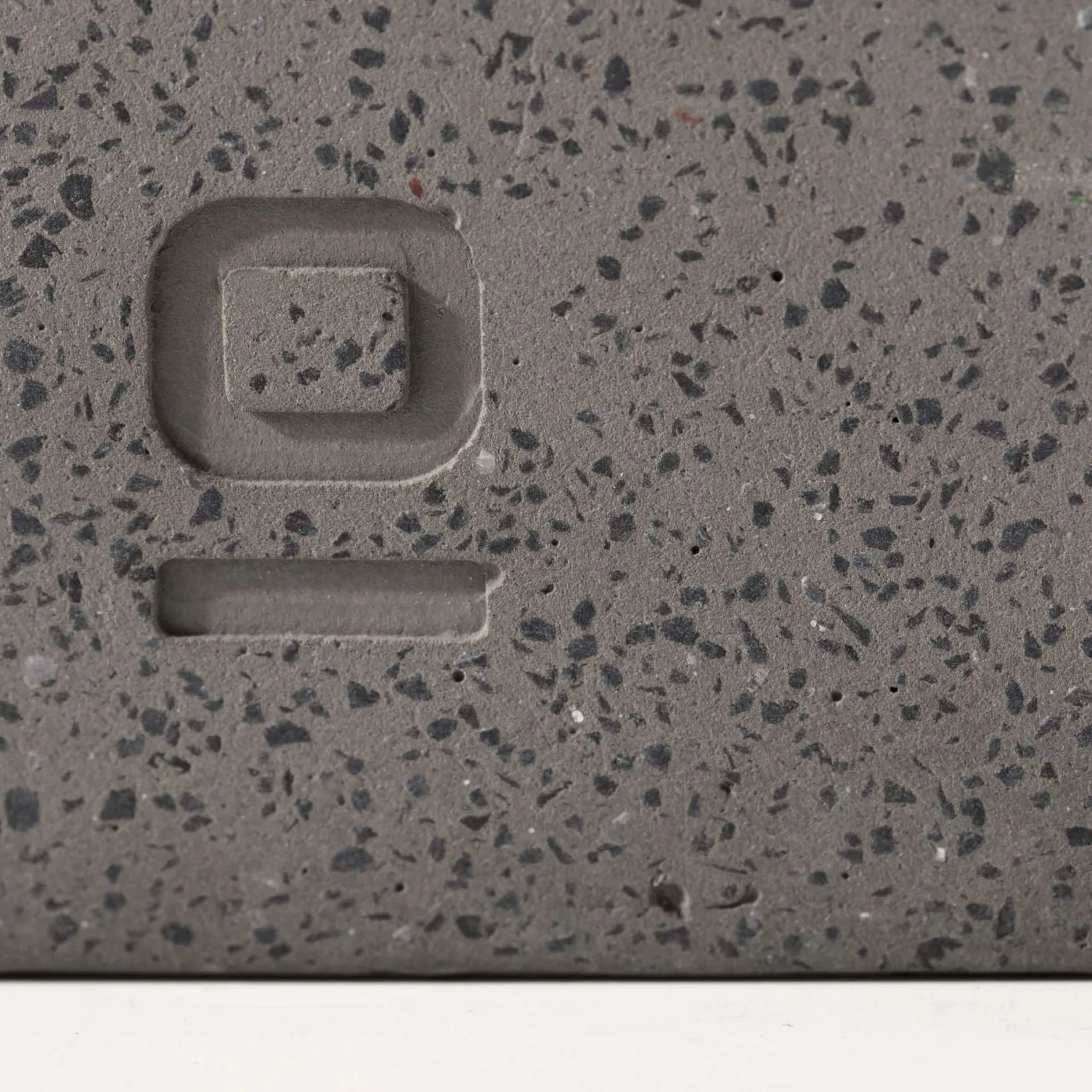 Totem 611 | grey concrete