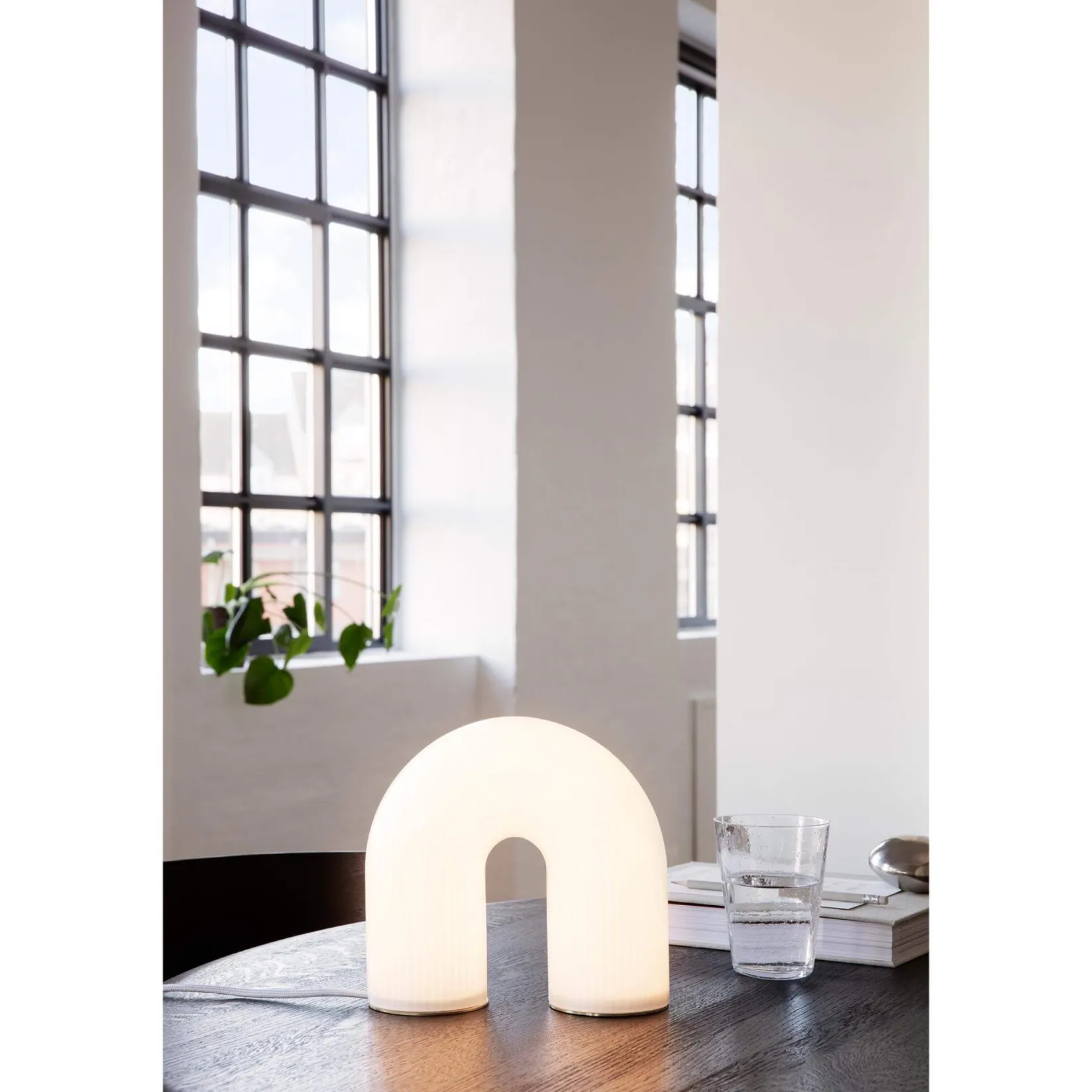 Vuelta table lamp | white